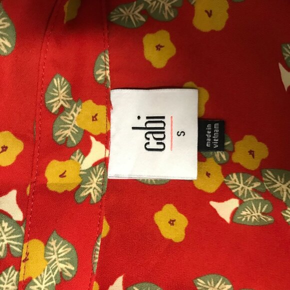 CABI- WOMEN'S SMALL - RED FLORAL LONG LEEVE BUTTON COLLARED PULL-OVER TOP 3947 - Picture 4 of 5
